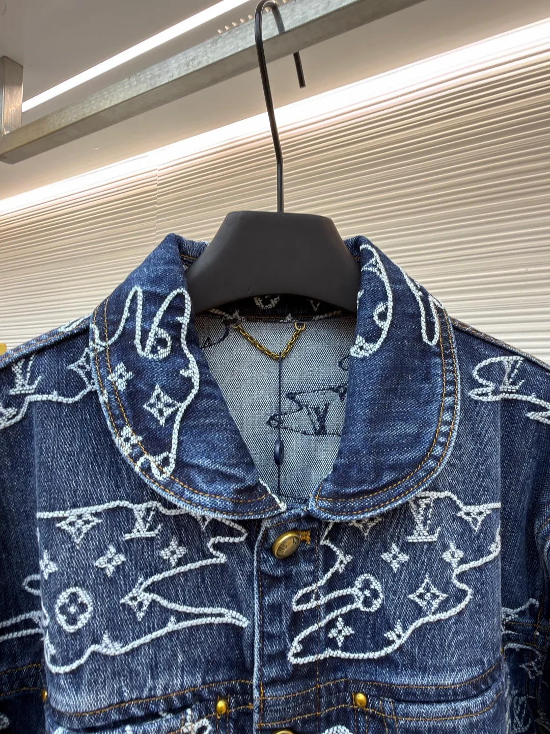 LOUIS VUITTON Cloud jacquard patchwork denim jacket ●Original version: purchased and developed in 19989 ●Item number: 1682135-B70 ●Fabric: denim fabric ●Technology: jacquard production ●Color: blue ●Version: fitted version ●Weight: about 1345 grams ●Size: 46-48-50-52 ●Description: Made of 100% indigo washed denim, the Monogram logo is woven into the moire pattern through jacquard technology, giving it a retro and aged texture. The trousers are made of multiple pieces of fabric using hand-stitching techniques, and the edges of the cloud-like shape are reinforced with pearlescent rivets. It not only retains the five-pocket structure of work jeans, but also embellishes the back waist details with a nubuck Mini Damier label. The front is closed with pearl-textured buttons and zippers, and the fully lined design improves wearing comfort. The whole piece is sewn in an Italian workshop, combining retro aesthetics with luxurious craftsmanship details. The overall wiring is straight and delicate, the fabric is comfortable and soft, and the color is consistent without color difference. It can be matched with the same style to create a fashionable look and control various occasions. Customized accessories, complete with three standards, same style for men and women!